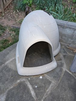 Igloo style dog house