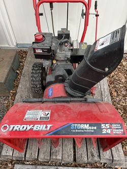 Troy-Bilt Storm 5524 Snowblower. 24” W 5.5 HP