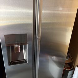 Samsung Counter Depth Showcase Food Stainlesss Steel Refrigerator 36”w 27”d 69”h Cheap Price Because Missing 2 Shelves Freezer 