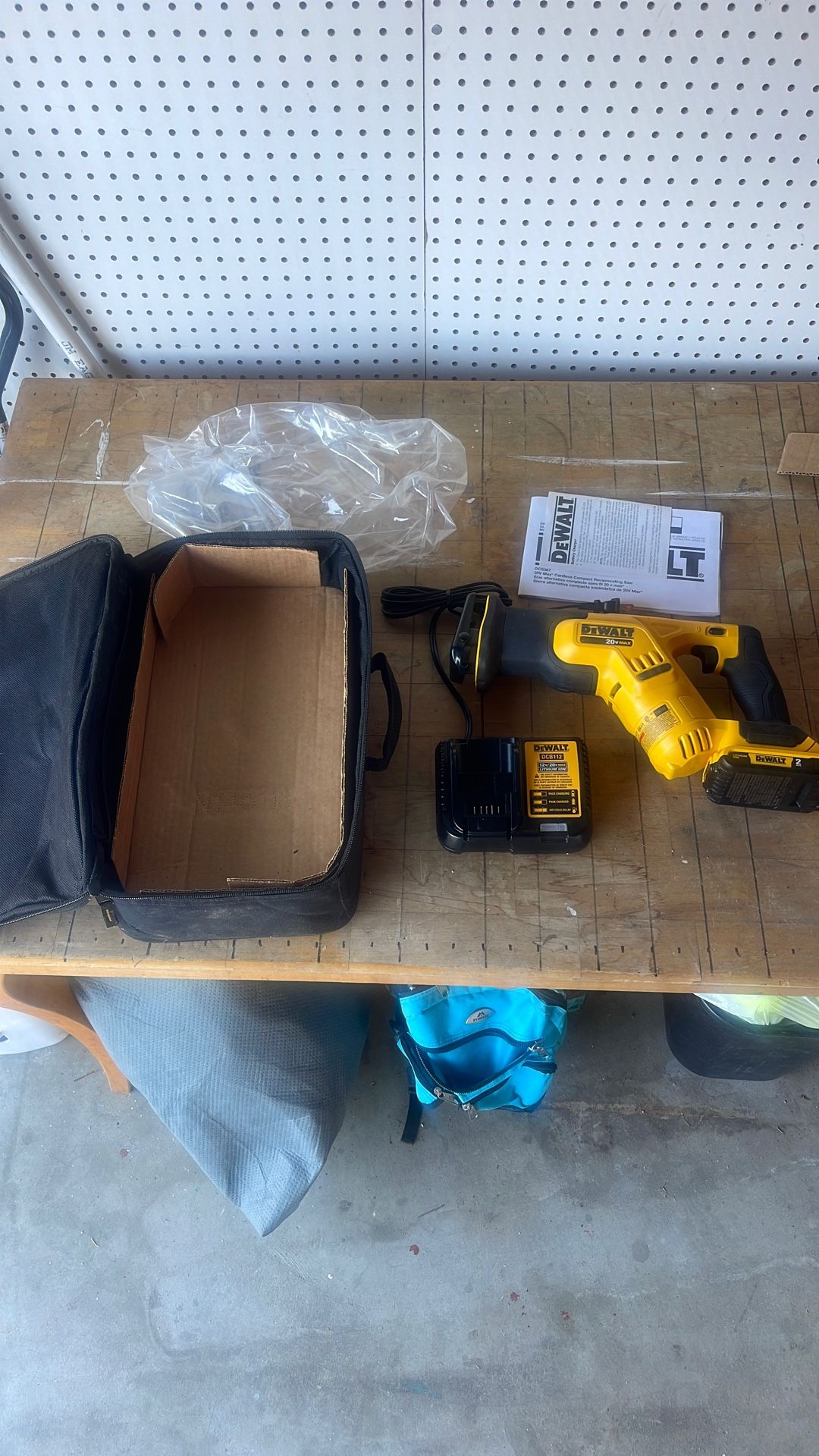 Dewalt 20V DCS387 Compact Reciprocating Saw Charger And Battery 20 Volt