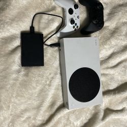 Selling Xbox Series S With 2 Controllers And Extra Storage