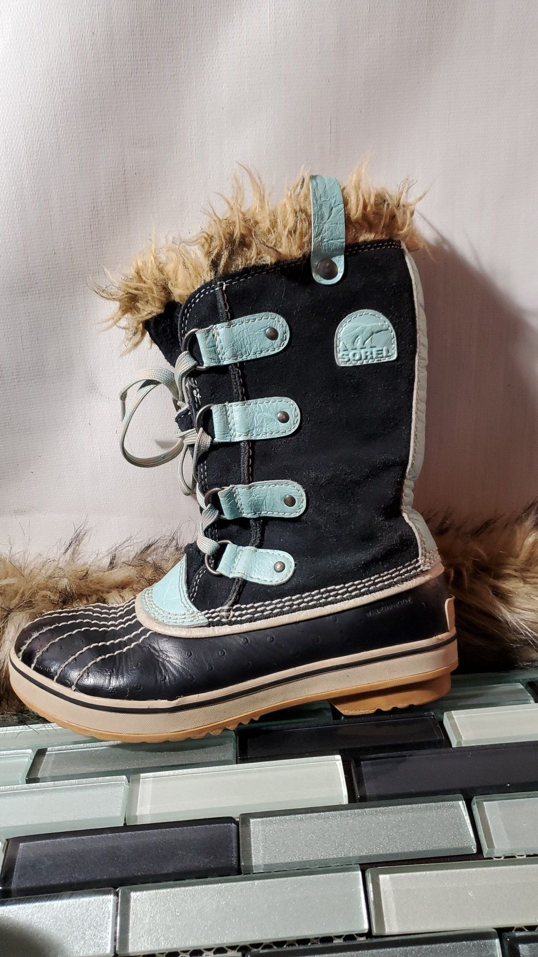 ***Womens Sorel waterproof winter boots size 3***