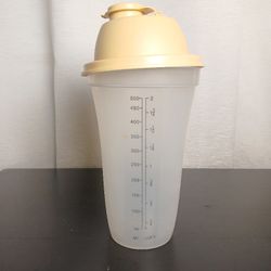 Vintage Tupperware Shaker Mixer Blender Cup #844 Tan Beige Pour Lid Measuring