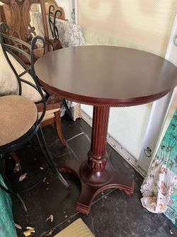 Round Bar table with chairs 