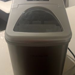Bullet icemaker