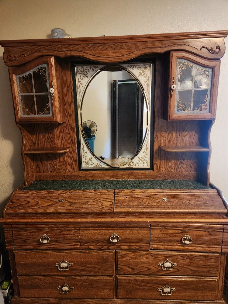 4 Piece Queen Bedroom Set.