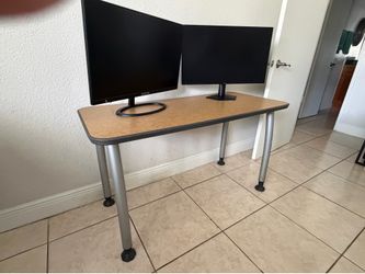 Desk - Heavy Duty / Escritorio de alta resistencia.