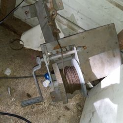 Small Trailer Hand Crank Work Great. 15$