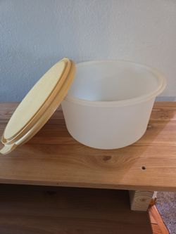 Tupperware Round Container with Lid