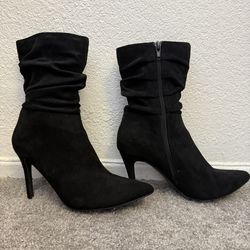 Women’s black boots heels 👠