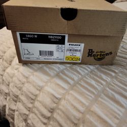 Dr. Marten Boots Size 8 (Brand NEW)