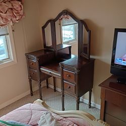 Women's Dressing Table