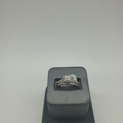10KT WHITE GOLD LADIES DIAMOND RING