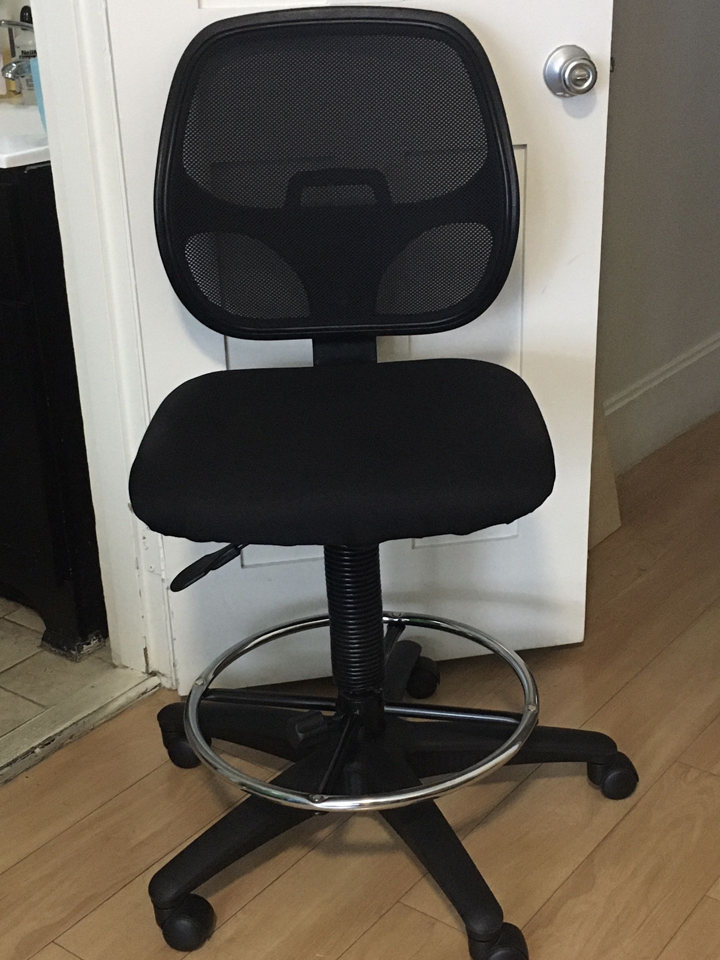 Moving chair. It can adjust the height. Good quality.