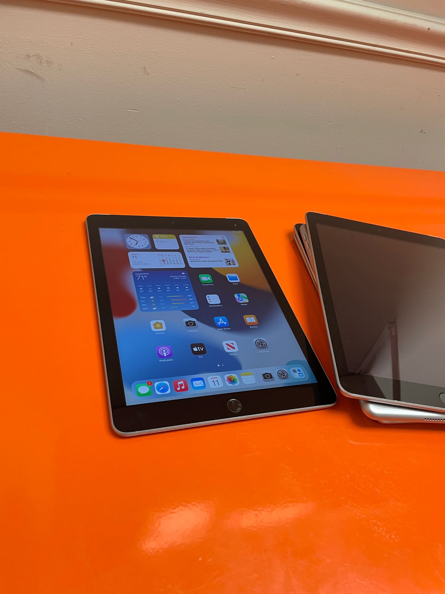 Apple iPad 5 32GB WIFI + CELLULAR -UNLOCKED $199 Latest iOS 15!!