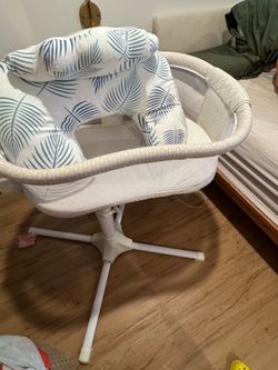 Halo swivel bassinet  and nursing pillow