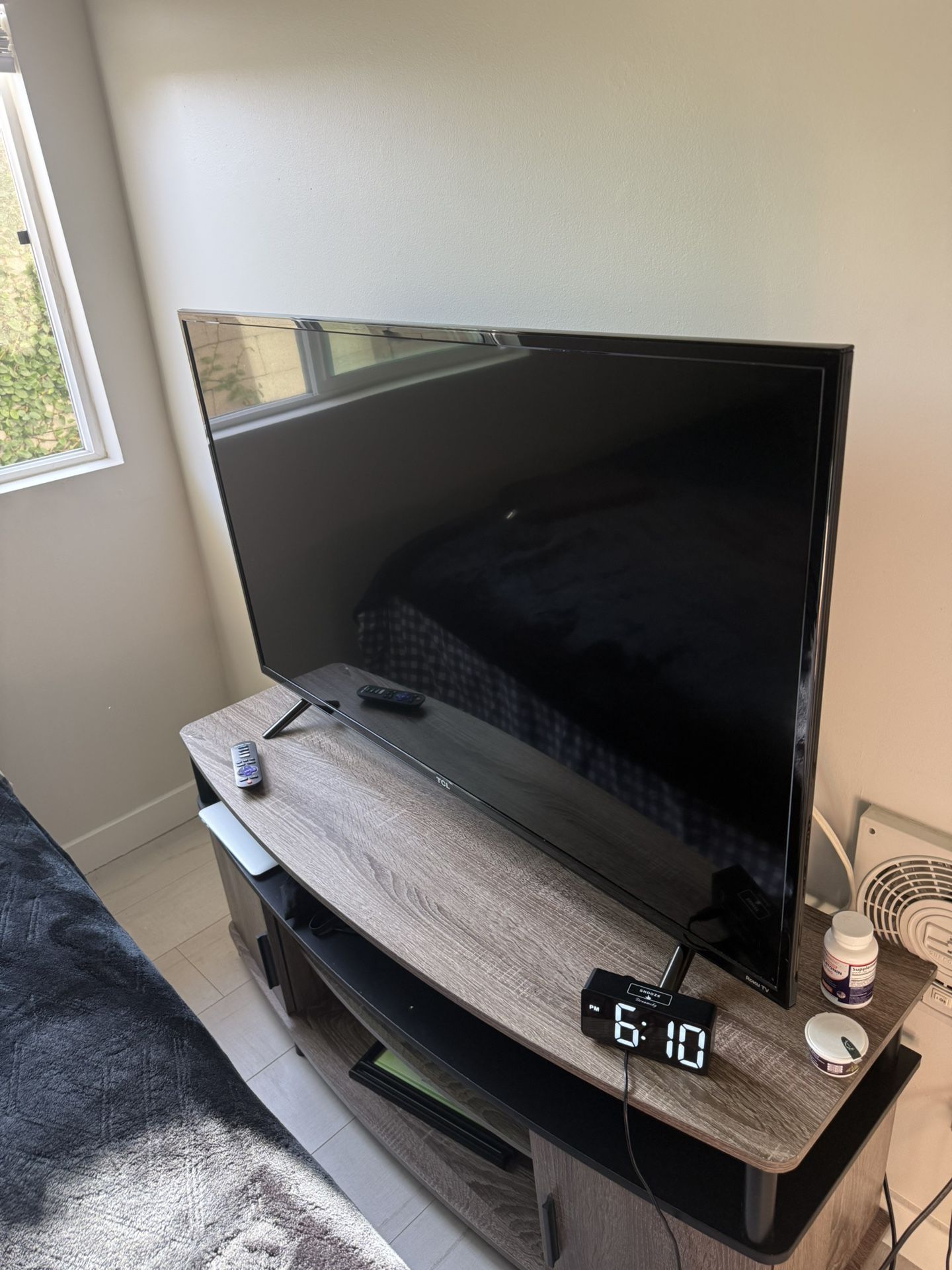 TCL 49" CLASS 4-SERIES 4K UHD HDR ROKU SMART TV - 49S403