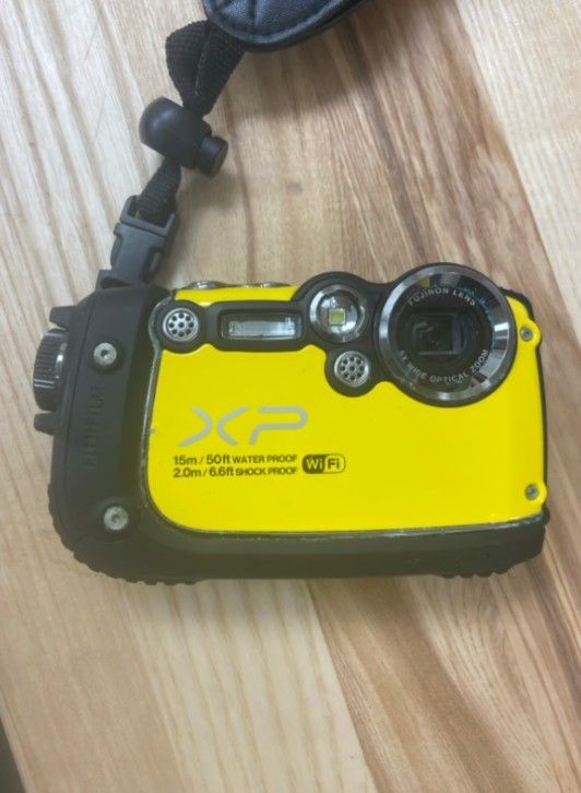 Fuji finepix X P200 2 batteries and charger
