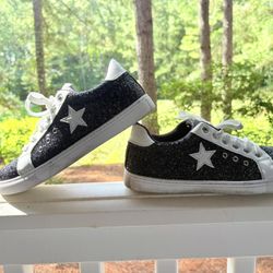 ✨ Sparkly Black Sneakers with Star Design – Gently Used ✨