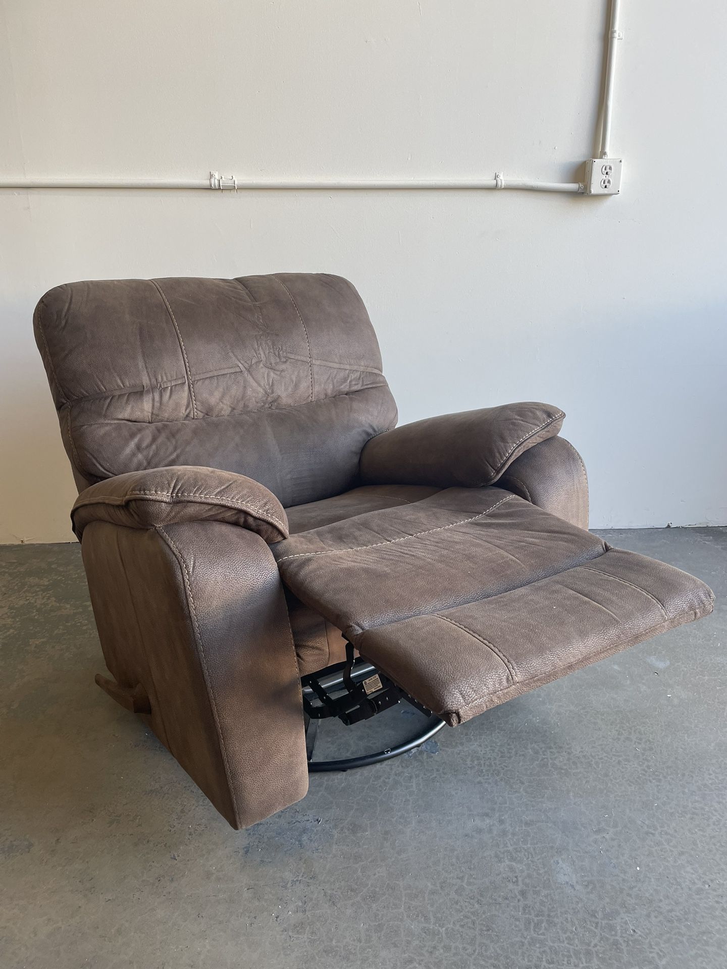 🏷WAREHOUSE CLEARANCE | Barcalounger Henley Fabric Swivel Glider Recliner, Brown 💥