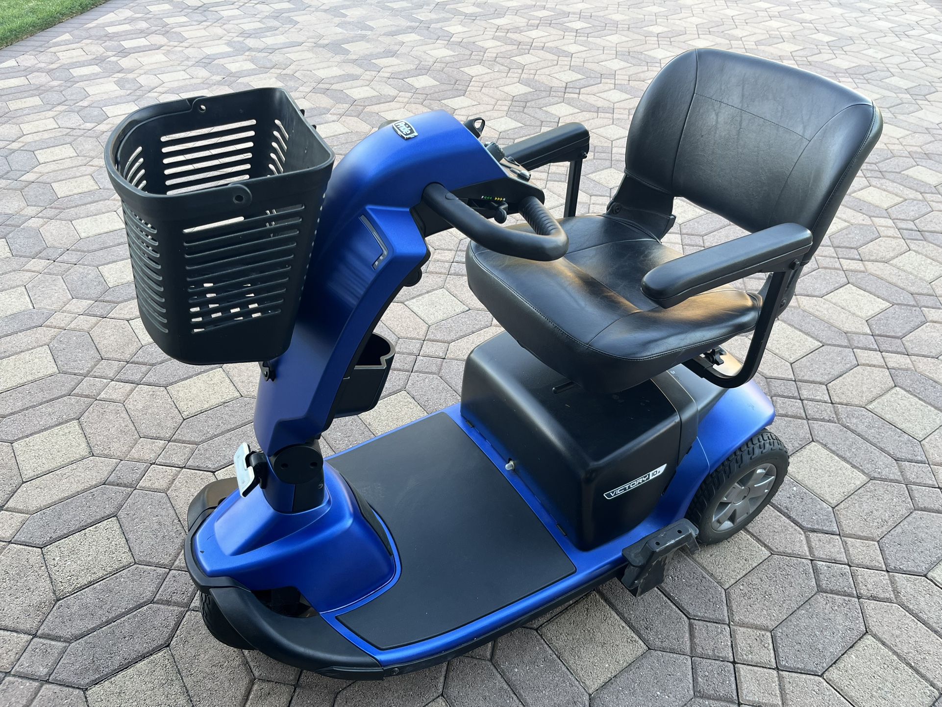 Pride Mobility Scooter - Victory 10.2 - 3 Wheels - Comes With Full Package Of Trilift Included!!! 