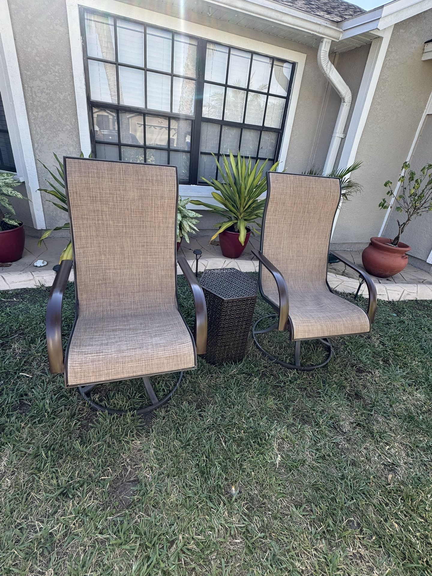 2 Swivel Patio Chairs