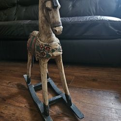 Caballito mecedora vintage  tallado  pintado a mano. Cash only 

Código postal 77066