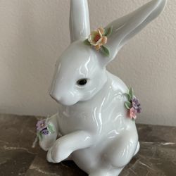 Lladro Bunny With Flowers