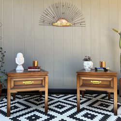Beautiful pair of Hekman vintage end/side tables . 