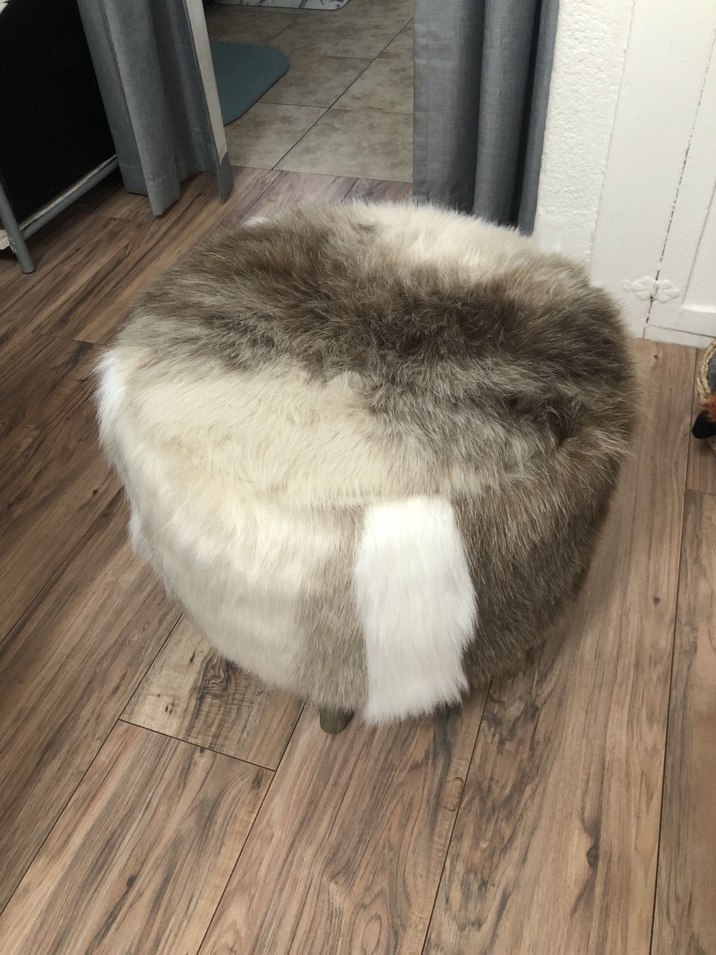 Fur ottoman