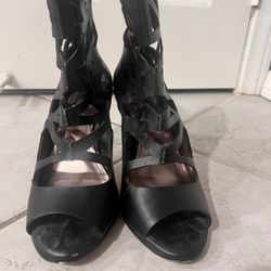 BCBG Black Peeptoe Openwork Pumps Stiletto Black W/Gold High Heels Size 9.5