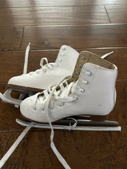 Size 3 DBX Kids Ice skating White Shoes