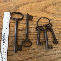 Vintage Old Wrought Iron Large Skeleton Keys Largest Is 7” Long