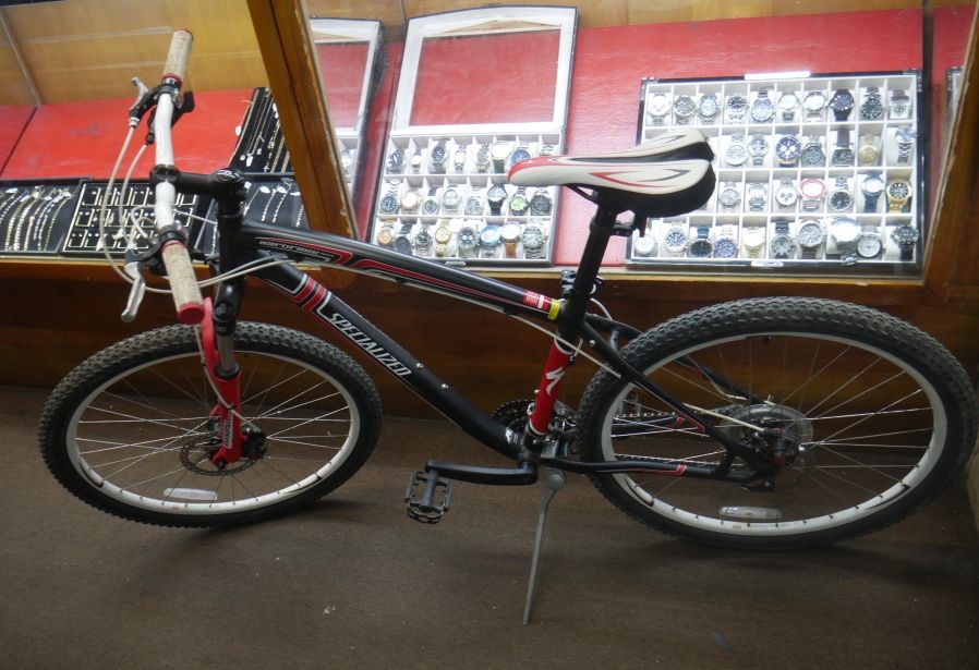 Specialized Hard Rock sport bike 17 inch frame front shock - SP SUNTOUR XLTM2-MLD ; FRONT& BACK DISK BRAKES ; SPECIALIZED RIMS ; SPECIALIZED SEAT ; SR