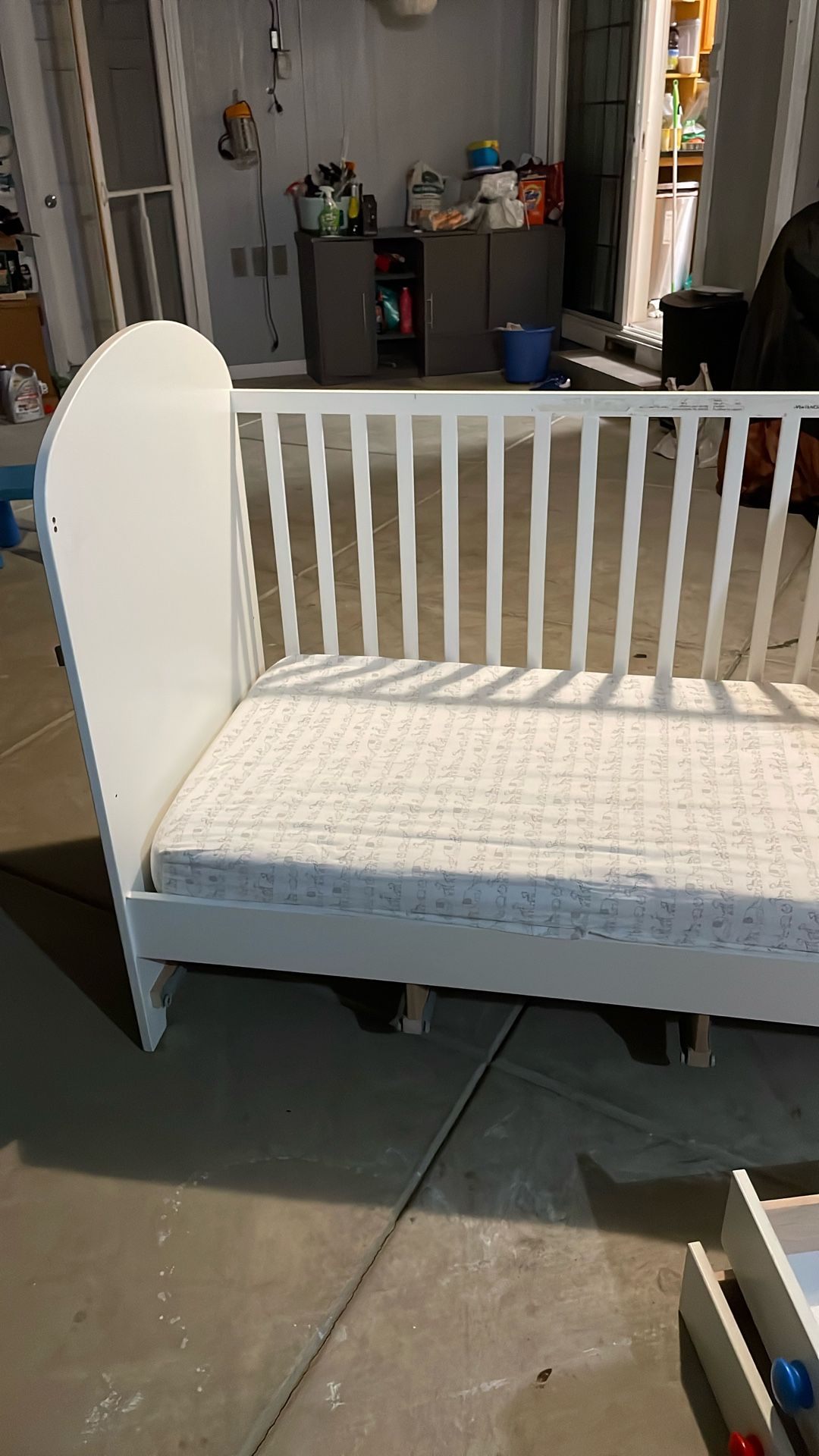 Gonatt Crib With Drawers 