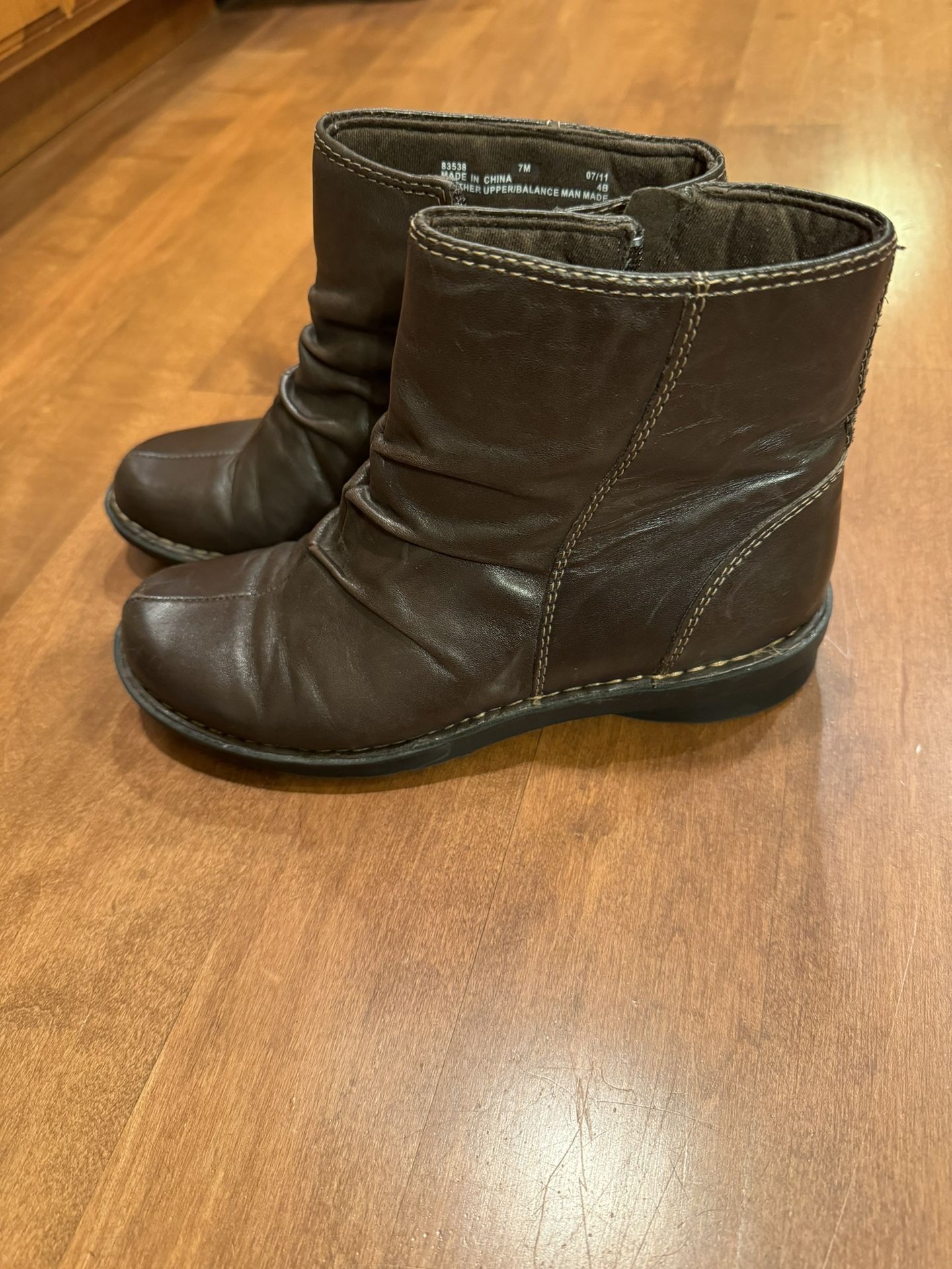 Woman’s Clark’s Leather Boots Shipping Avail 