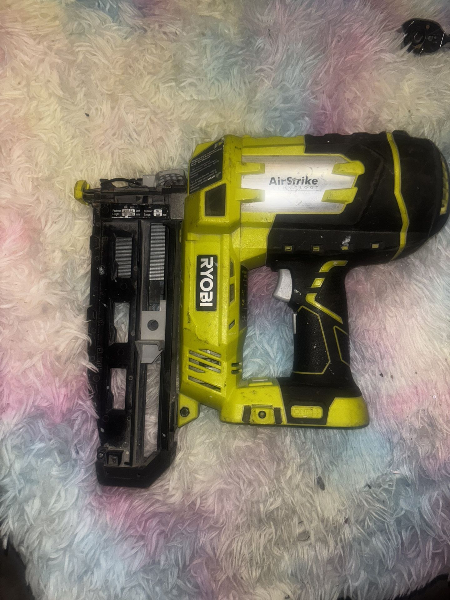 Ryobi One+ Cordless Nail Gun Airstrike 16g