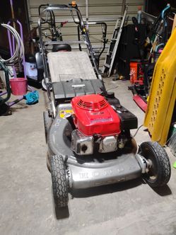 Honda Commercial Mower (in great condition)
