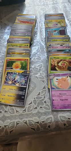 200 pokemon trading cards
