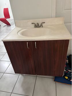 Bathroom vanity with faucet 33 w x 21,5 d x 32 h