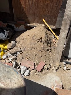 Free dirt come pickup