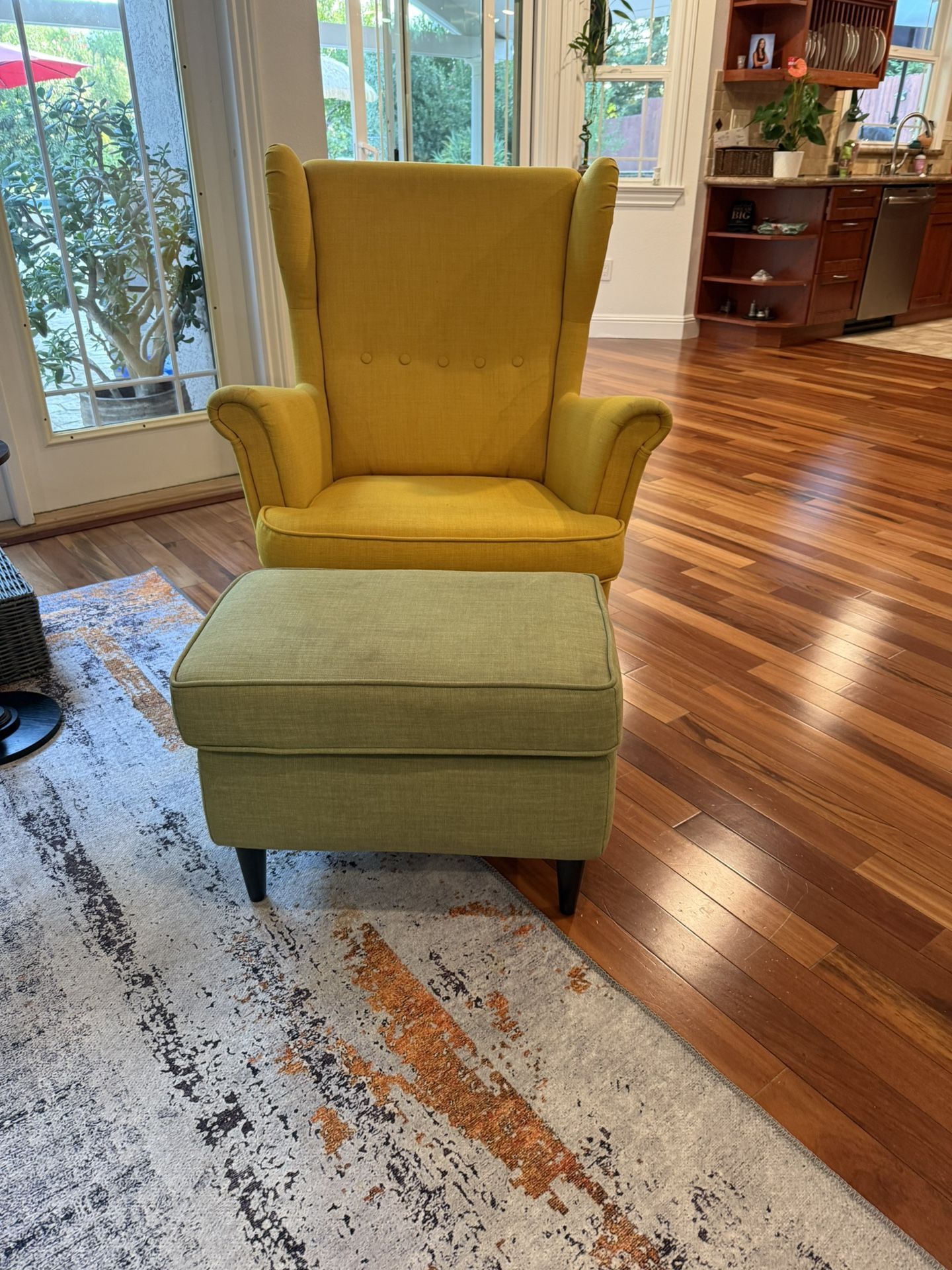 chair w ottoman 