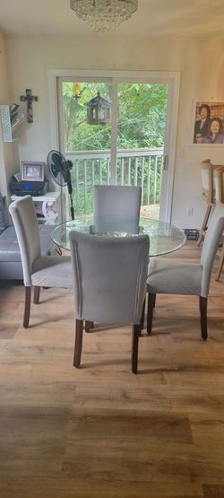 Circle glass table with 4 chairs