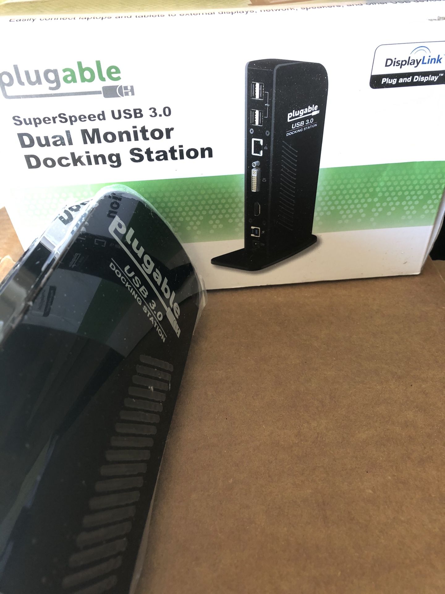 Plugable dual monitor docking station