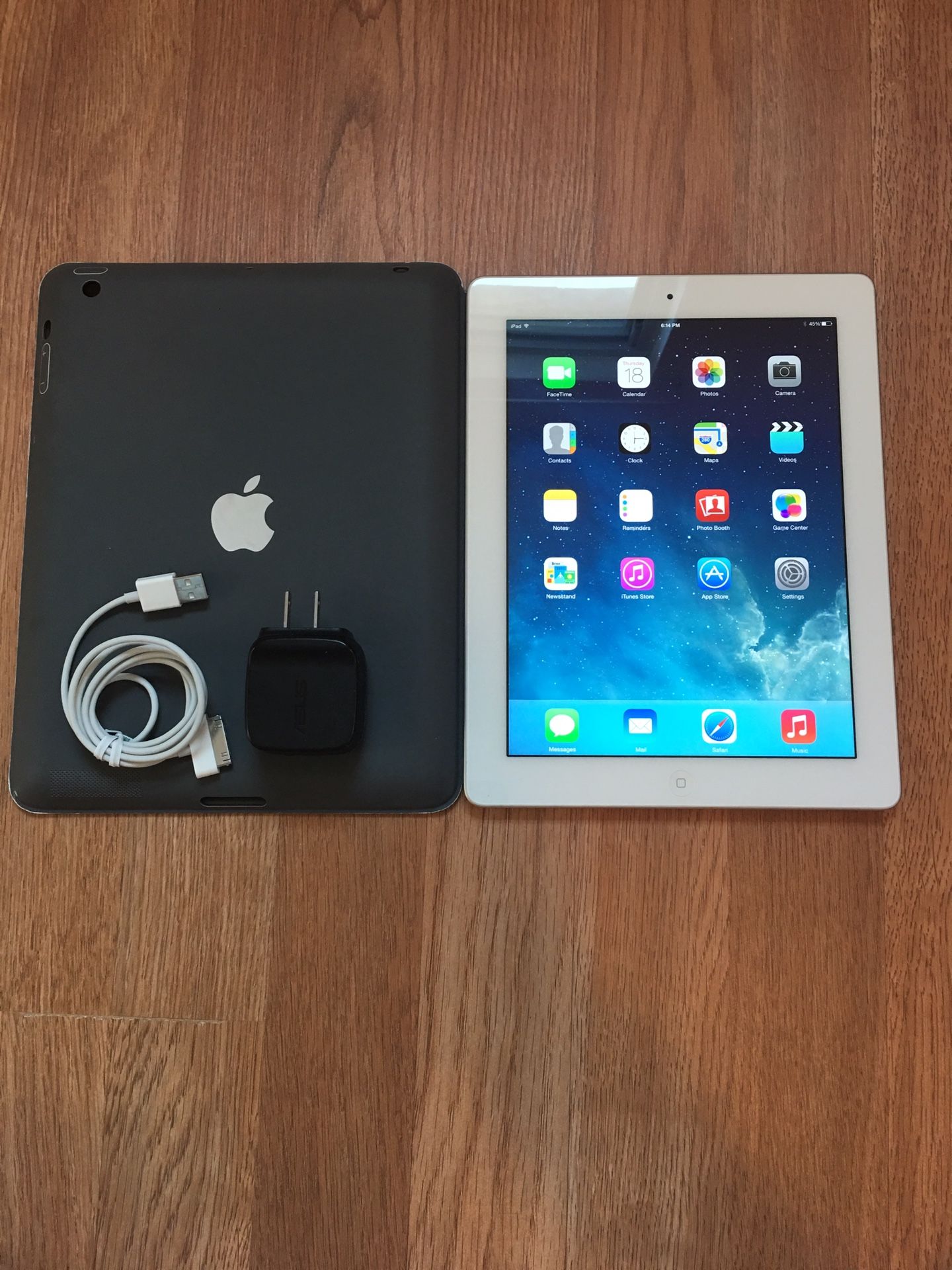 iPad 3, 64GB, WiFi - Bundles with Apple Smart Case and Charger