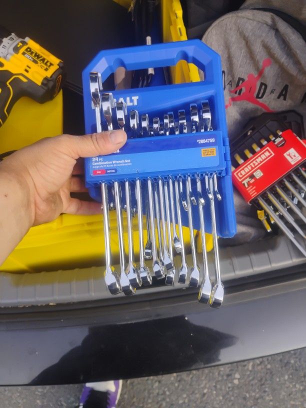Cobalt 24-piece Combination Wrench And Hanging Light.
