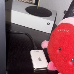 Xbox series S comes with an unused pink headset (if wanted)