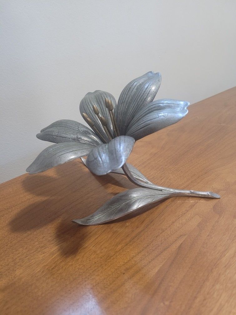 Vintage metal flower party ashtray decor