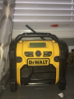 ****dewalt radio 20v max radio!******