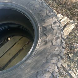 Good condition LT285/70R17